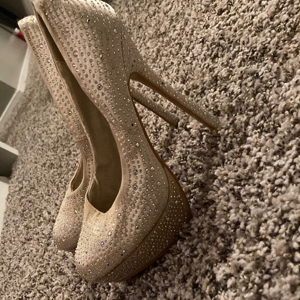 Worn once , been throw in the closet . That’s why they not the best of looking